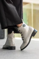 Botki damskie - Szare botki damskie lakierowane z ozdobą na niskim klocku sznurowane Casu D24WX3-G-38 - miniaturka - grafika 1