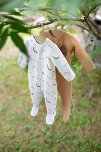 Bawełniany pajac niemowlęcy we wzorki - Pajacyki dla niemowląt - miniaturka - grafika 2