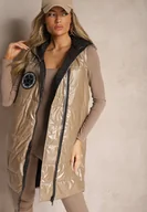 Kamizelki damskie - Ciemnobeżowa Długa Kamizelka Pikowana z Naszywką i Kapturem Mevianis - miniaturka - grafika 1