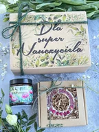 Świece - Zestaw prezent dla super Nauczyciela świeca Płatki piwonii + zawieszka różana - miniaturka - grafika 1