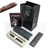 Zestawy piśmiennicze - Zestaw Parker pióro kulkowe IM Burgundy z grawerem, kartką, torebką i etui prezent na Dzień Nauczyciela - miniaturka - grafika 1