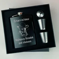 Gadżety dla niej i dla niego - Piersiówka najlepszy dziadek pod słońce z imieniem prezent - miniaturka - grafika 1