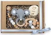 Gryzaki dla dzieci - BABY SHOWER PREZENT DLA PRZYSZŁEJ MAMY WITAJ NA ŚWIECIE BABY GIFT BOX: ZAWIESZKA DO SMOCZKA GRYZAK Z GRZECHOTKĄ - miniaturka - grafika 1