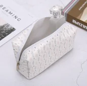 Kosmetyczki, organizery i kuferki - Kosmetyczka Damska W Modny Skandynawski Wzór - miniaturka - grafika 1