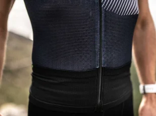 COMPRESSPORT Koszulka kompresyjna do biegania TRAIL POSTURAL SS TOP 2020 niebieska - Koszulki sportowe męskie - miniaturka - grafika 6