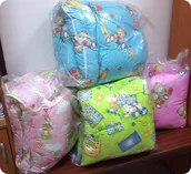 Kołdry i poduszki dla dzieci - Kołdra dziecięca drukowana 90x120 + poduszka 50x60 Karo (kolor/wzór dobierany losowo) - miniaturka - grafika 1