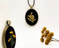 Naszyjniki - Seria Botanica Medalion z haftowaną Nawłocią - miniaturka - grafika 1