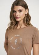 Koszulki i topy damskie - Kamelowy T-shirt damski z aplikacją - miniaturka - grafika 1
