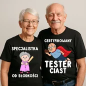 Gadżety dla niej i dla niego - Zestaw koszulek dla Babci i Dziadka – „Specjalistka od słodkości & Certyfikowany tester ciast - miniaturka - grafika 1