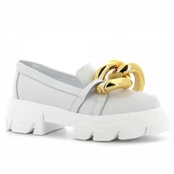 Mokasyny damskie - Białe mokasyny ze złotym łańcuchem CARINII - Carinii - miniaturka - grafika 1