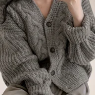 Swetry damskie - TEMU Kardigan Damski w Kolorze Szarym z Dekoltem V – Elegancki, Luźny Sweter na Zimę i Jesień z Guzikami, Pranie Maszynowe, Wygodna Warstwa dla - miniaturka - grafika 1