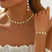 Inne - TEMU Zestaw biżuterii w stylu vintage z kwiatami, w tym bransoletka, para kolczyków i naszyjnik, idealny do noszenia przez kobiety na codziennych - miniaturka - grafika 1