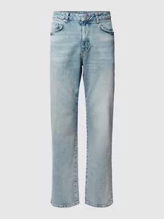 Spodnie męskie - Jeansy z szwami w kontrastowym kolorze - grafika 1