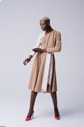 Sukienki - Sukienka damska midi beżowego koloru z paskiem - miniaturka - grafika 1