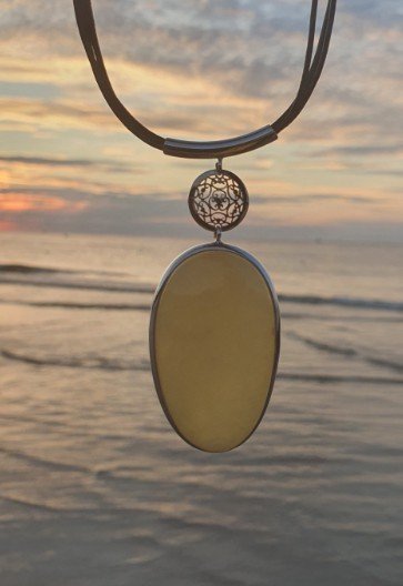 ankabizuteria.pl Piękny naszyjnik srebrny z żółtym bursztynem i roze