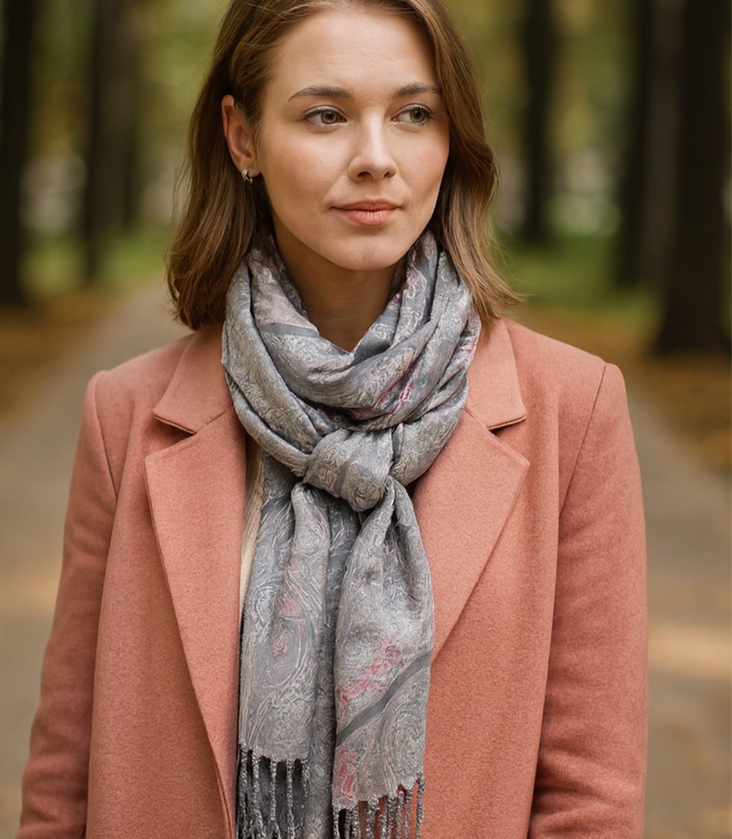 Szal damski z motywem drobnych kwiatów frędzle