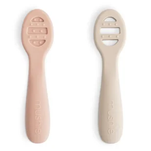 Pierwsze łyżeczki dla niemowląt 2-pack Blush & Shifting Sand, Mushie - Sztućce dla dzieci - miniaturka - grafika 1