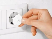 Zabezpieczenia dla dzieci - SAFETY BLOKADA ZABEZPIECZENIE GNIAZDEK Z KLUCZEM 12 szt - miniaturka - grafika 1