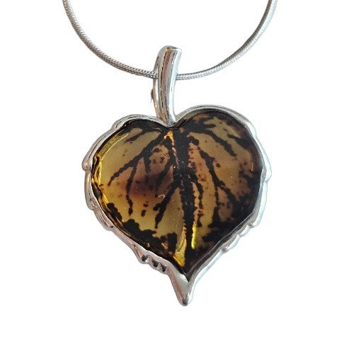 ankabizuteria.pl Srebrna zawieszka LISTEK GRAWEROWANY w bursztynie