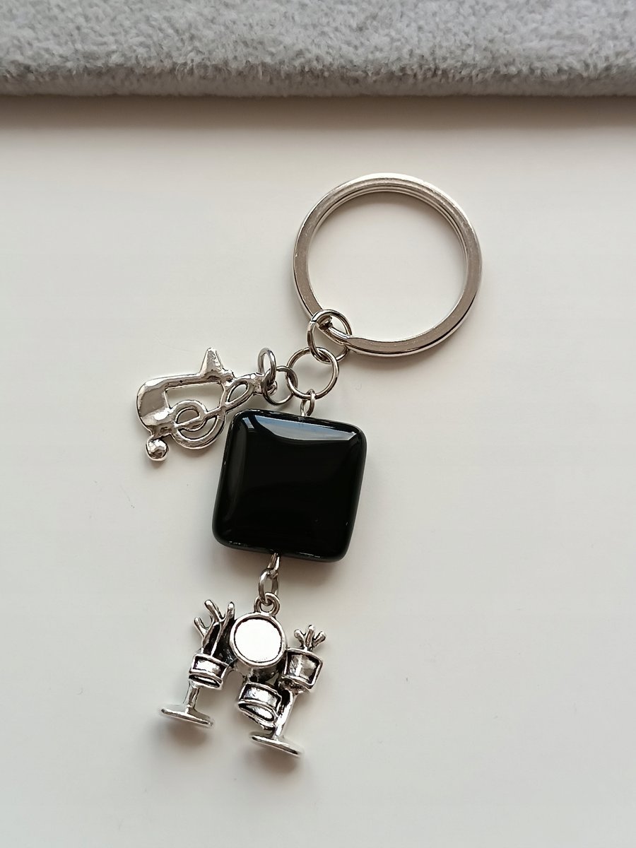 BRELOK MUZYCZNY PERKUSJA NUTA KLUCZ MUZYKA Z KAMIENIEM CZARNY AGAT PREZENT