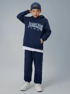 Bluzy dla chłopców - 4F Bluza dresowa regular z kapturem chłopięca - granatowa 164 (13-14 lat) - miniaturka - grafika 1