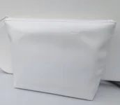 Kosmetyczki, organizery i kuferki - Kosmetyczka Vichy biała - elegancka z dużym V na suwak - miniaturka - grafika 1