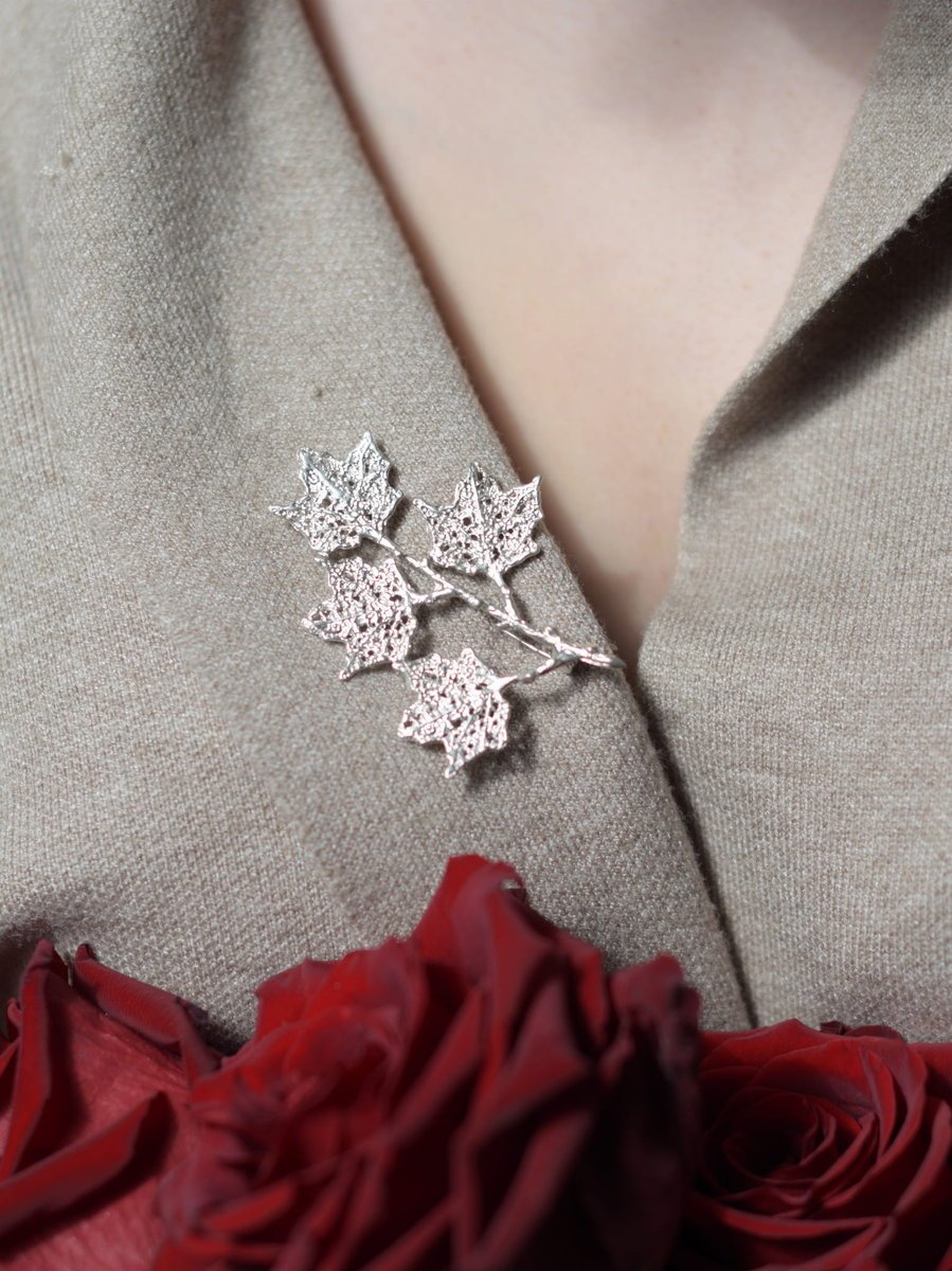 Broszka srebrna - Klonowa gałązka biała