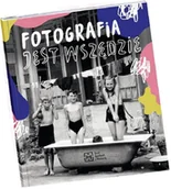 Książki o kulturze i sztuce - Fotografia jest wszędzie - Monika Szewczyk-Wittek, Katarzyna Sagatowska, Marta Szymańska - książka - miniaturka - grafika 1