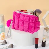 Inne - TEMU Duża Kosmetyczka z Pluszu z Pomponem i Uchwytem w Paski Zebry - Miękka Różowa Kosmetyczka na Podróż i do Domu, Uroczy i Funkcjonalny Design dla - miniaturka - grafika 1