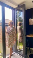 Szlafroki damskie - Szlafrok narzutka kimono w drobne kwiaty na czarnym - miniaturka - grafika 1