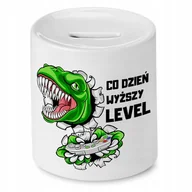Skarbonki - SKARBONKA ŚMIESZNA ZABAWNA CO DZIEŃ WYŻSZY LEVEL z Nadrukiem ze Zdjęciem - miniaturka - grafika 1