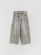 Spodnie i spodenki dla chłopców - Reserved - Jeansy baggy z brelokiem - jasnoszary - miniaturka - grafika 1