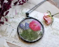 Naszyjniki - Suszone kwiaty w okrągłym naszyjniku, duży - miniaturka - grafika 1