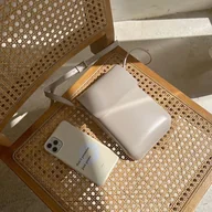 Torebki damskie - Skórzana torebka na telefon - Biały - miniaturka - grafika 1