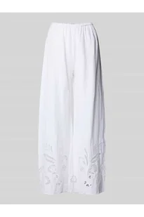 Spodnie szerokie o luźnym kroju z haftem angielskim - Tommy Hilfiger - Spodnie sportowe damskie - miniaturka - grafika 1