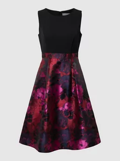 Sukienki - Sukienka koktajlowa z wzorem kwiatowym - grafika 1