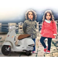 Pojazdy elektryczne dla dzieci - Jamara 460346 - Ride-on Vespa biały 12 V - wydajny silnik napędowy i akumulator do długiej jazdy, gniazdo kart SD, złącze Aux i USB, gumowy pierścień ultra-grip na kole, kółka podporowe, reflektor LED - miniaturka - grafika 1