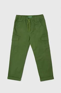 Spodnie i spodenki dla chłopców - United Colors of Benetton spodnie dziecięce kolor zielony gładkie - grafika 1