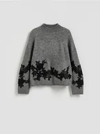 Swetry damskie - Reserved - Sweter z ozdobną aplikacją - szary - miniaturka - grafika 1