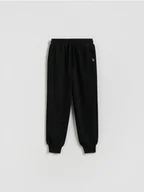 Spodnie i spodenki dla chłopców - Reserved - Bawełniane spodnie jogger - czarny - miniaturka - grafika 1