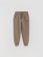 Spodnie i spodenki dla chłopców - Reserved - Joggery z bawełną - ciemnobrązowy - miniaturka - grafika 1