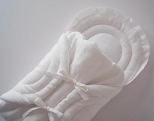 Biały becik niemowlęcy do Chrztu - Pamiątka Chrztu Świętego Biały becik niemowlęcy do Chrztu - Pamiątka Chrztu Świętego - miniaturka - grafika 1