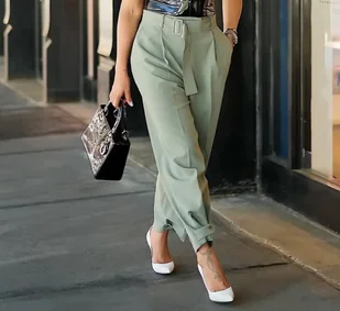 Zielone chinosy z paskiem - Zielony - Spodnie damskie - miniaturka - grafika 1