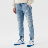 Spodnie męskie - Cropp - Jeansowe joggery z postrzępieniami - Niebieski - miniaturka - grafika 1