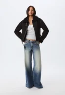 Kurtki damskie - Stradivarius Krótka kurtka pilotka z kożuszkiem Czarny XL - miniaturka - grafika 1