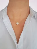 Naszyjniki - Naszyjnik choker biała jedna perła 18mm struna - miniaturka - grafika 1