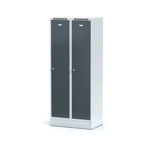 Alfa 3 Metalowa szafka ubraniowa z przegrodą, na cokole, antracytowe drzwi, zamek cylindryczny 1261526 - Szafki BHP - miniaturka - grafika 1