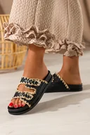 Klapki i japonki damskie - Czarne klapki damskie plecione na elastycznej podeszwie paski ze srebrnymi klamrami Carla 100-425 - miniaturka - grafika 1