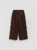 Spodnie i spodenki dla dziewczynek - Reserved - Spodnie dresowe z brelokiem - ciemnobrązowy - miniaturka - grafika 1