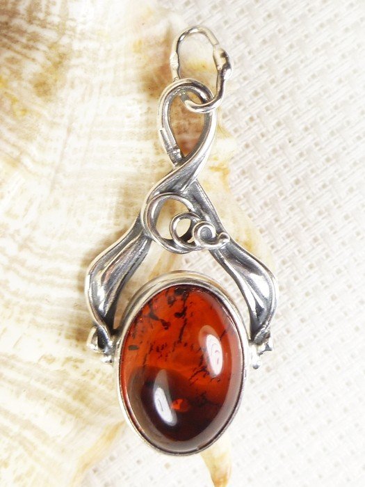 Wisiorek srebrny z bursztynem 6130-18